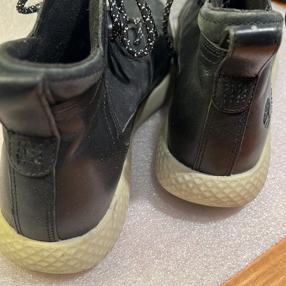 Timberland size 8 leather chukkas - Picture 3 of 4